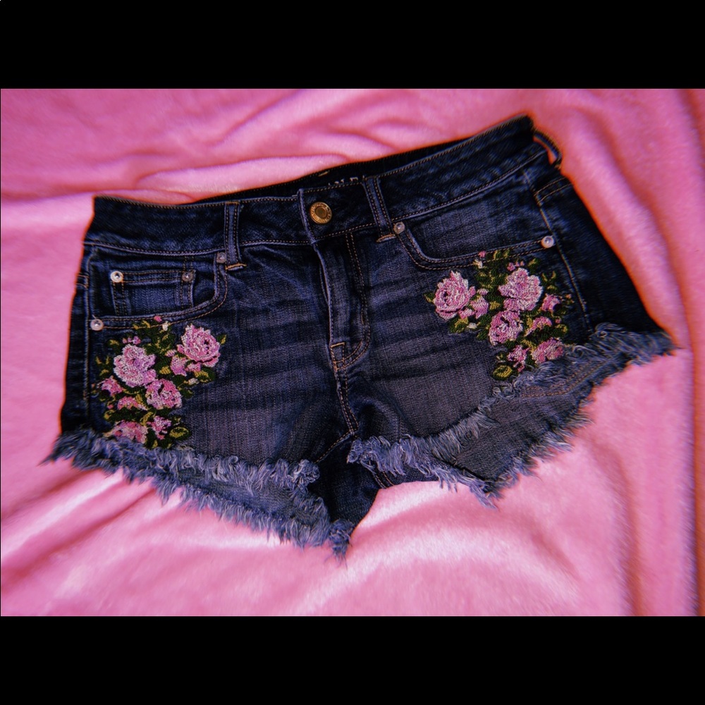 American Eagle pink rose embroidered shorts 🌸